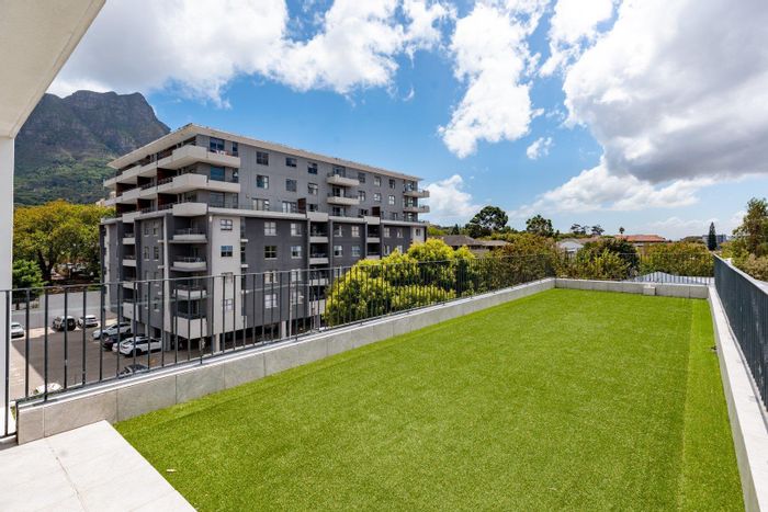 Sunny 2 Bed Apartment for Sale in Rondebosch, Near UCT and Amenities.