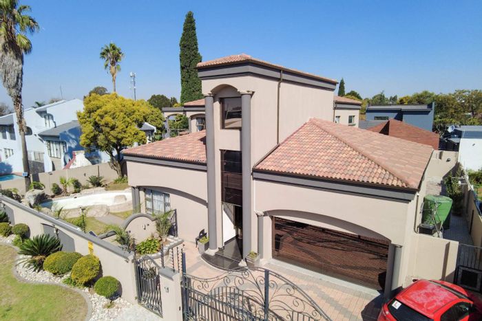 Lakefield House For Sale: 5 beds, pool, gym space, 4-car garage.