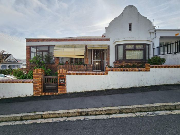 Corner House in Sea Point: 3 Bedrooms, Courtyard, Garage, Renovation Opportunity!