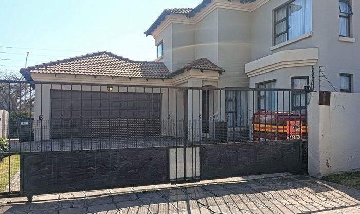 House for Sale in Sonneveld: 3 beds, 2 baths, spacious yard, double garage.