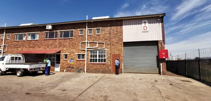 Industrial warehouse in Rosslyn to rent: 318 sqm, office, ample power, secure access.