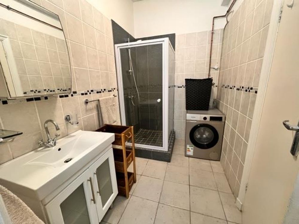 Bathroom with shower, toilet and washing machine