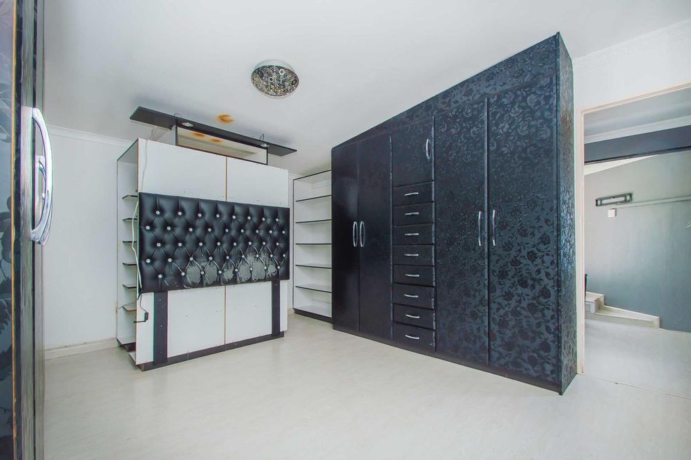 1st cottage main bedroom (en-suite)