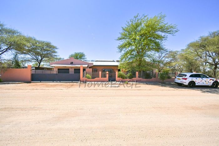 Omaruru Central House For Sale: Spacious yard, pool, outbuilding, and entertainment areas.