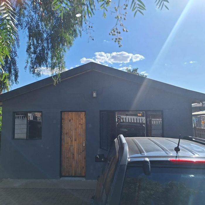 Cottage To Rent in Verwoerdpark: Secure, near amenities, ideal for singles or couples.