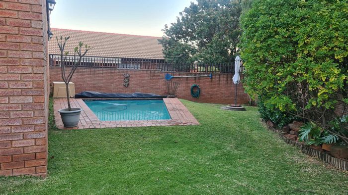 Faerie Glen Townhouse For Sale: 2 beds, pool, garden, pet-friendly complex.