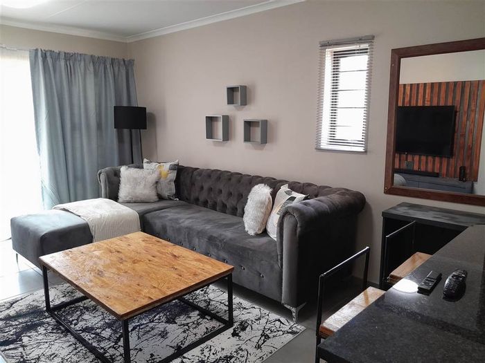 Vorna Valley Apartment To Rent: Furnished, pool access, near Mall of Africa.