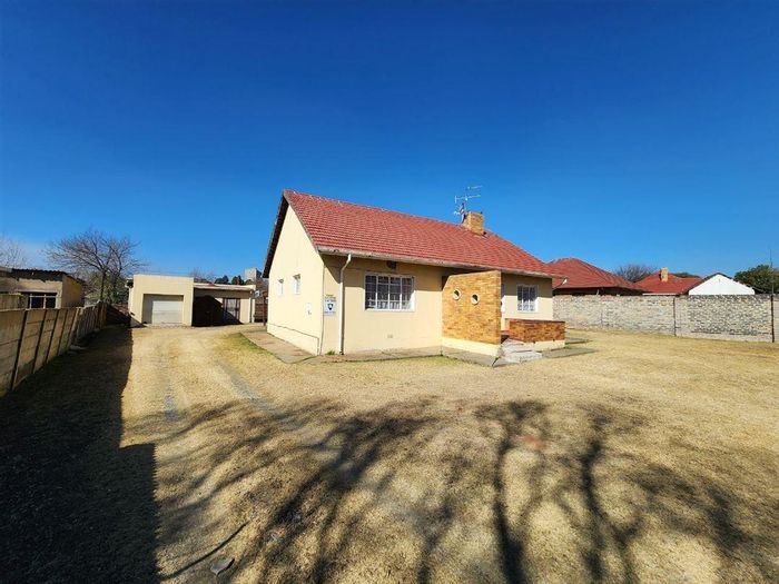 Rhodesfield House For Sale: 3 Bedrooms, garage, carport, near schools and malls.