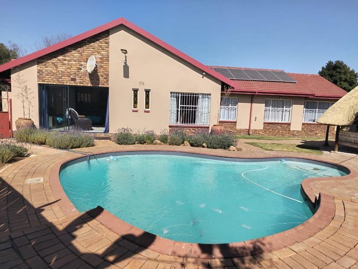 Glen Marais House For Sale: Spacious family home with pool, garages, and staff quarters.