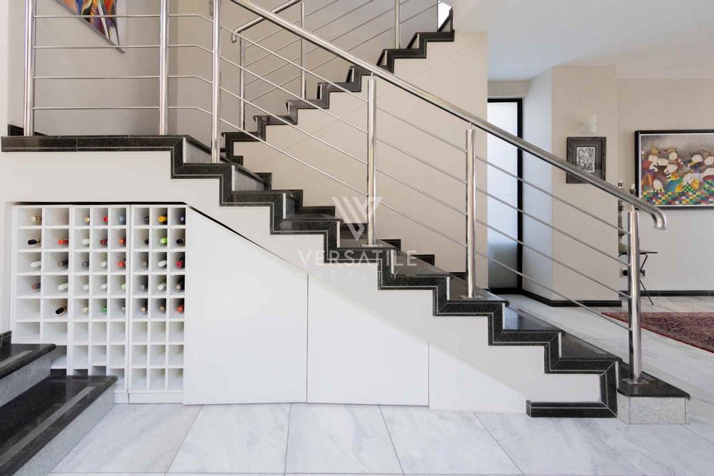 46 - Staircase with additional storage 