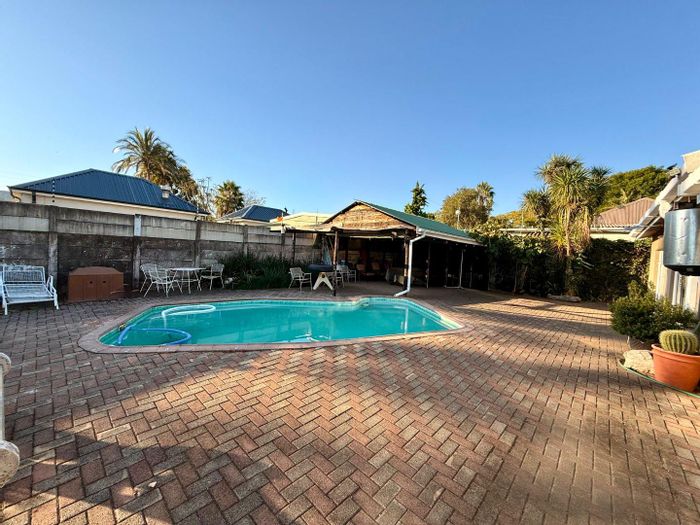 4-Bedroom House with Pool, Flatlet, and Ample Parking in Vryheid Central For Sale