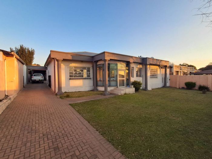 House for Sale on The Hill: 4 beds, pool, flatlet, double garage.
