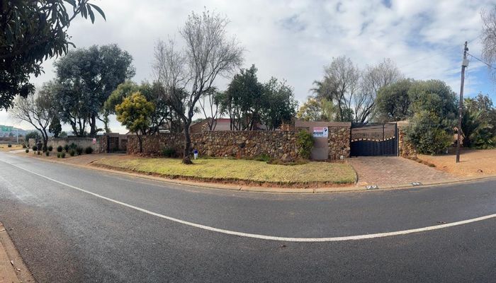 For Sale: Spacious Suideroord House with pool, braai, and three garages.