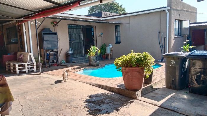 For Sale: South Hills House with 5 Bedrooms, Pool, Bar, and Garage.
