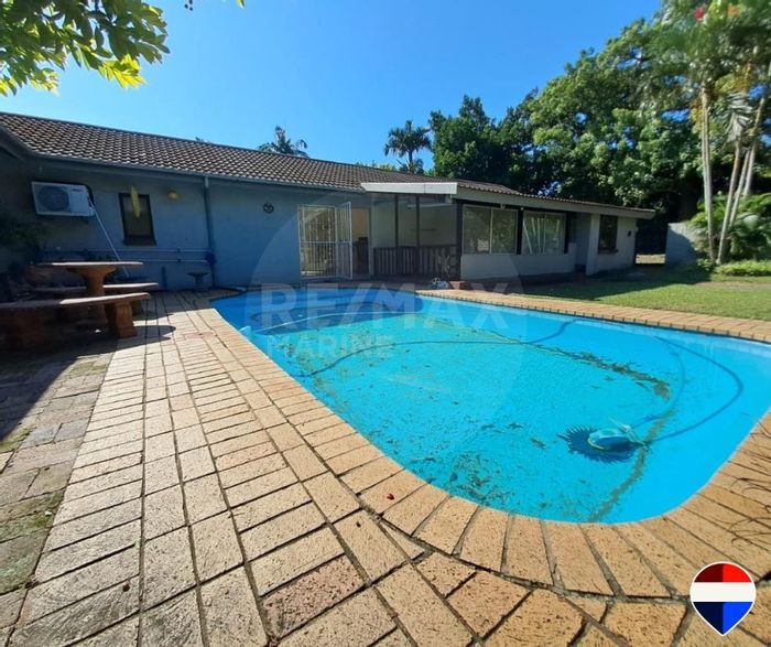 Versatile house in Meer En See for sale with pool, garden, and rental potential.
