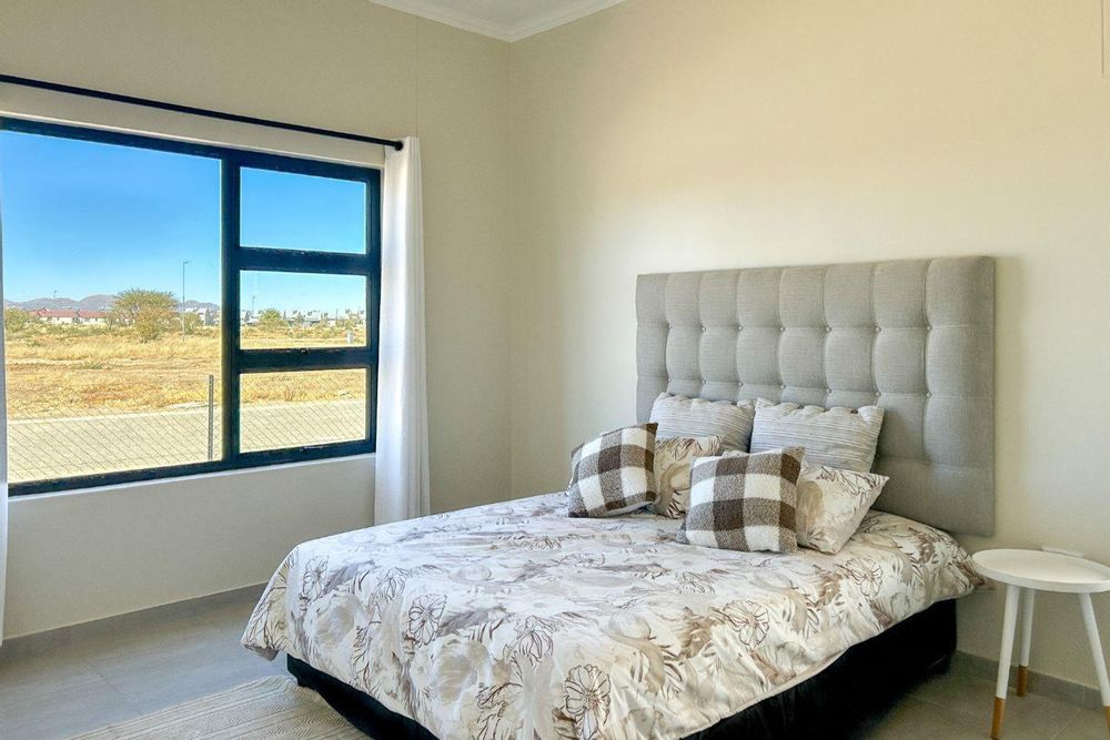 Spacious main bedroom with walk-in closet and full ensuite bathroom.