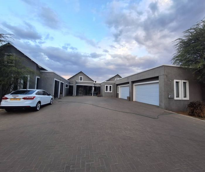 For Sale: House in Omeya Golf Estate with 4 beds, golf views, and amenities.