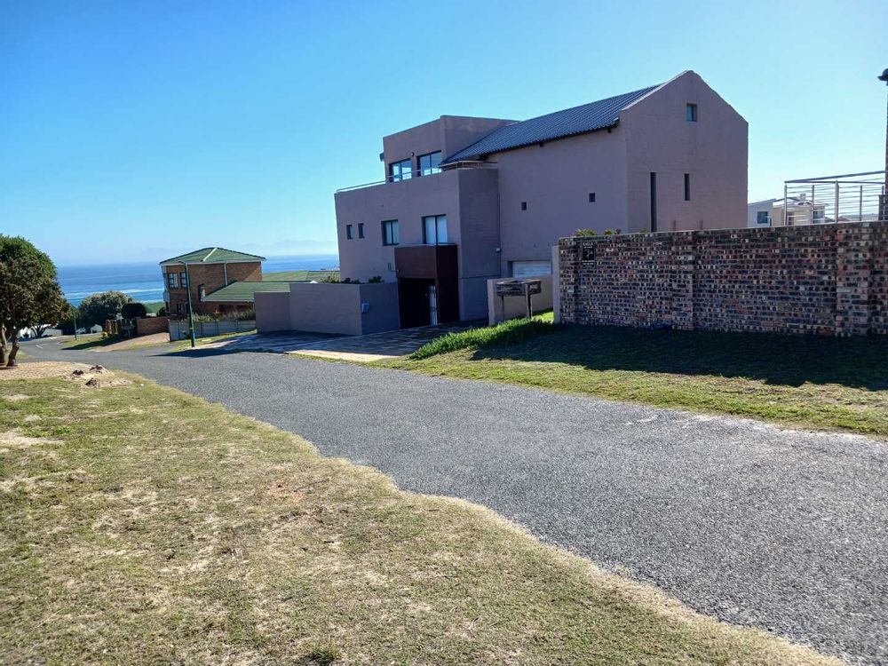 Upmarket House across the Street - in the direction of Ocean.