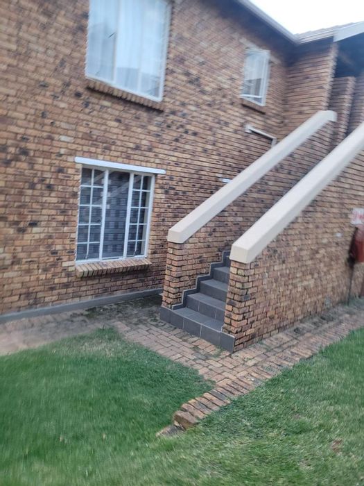 Chloorkop Apartment To Rent: 2 Bedrooms, WiFi, Balcony, Prepaid Electricity.