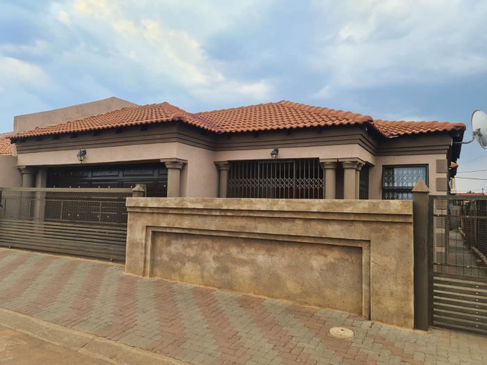 House for Sale in Soshanguve Ext: Spacious layout, garden, and secure parking.