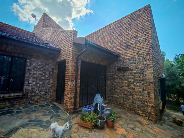 For Sale: House in Ohrigstad Central with dual living spaces and large vacant stand.