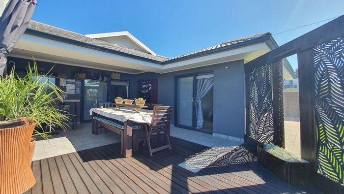 Island View House For Sale: 3 bedrooms, double garage, built-in braai, spacious yard.