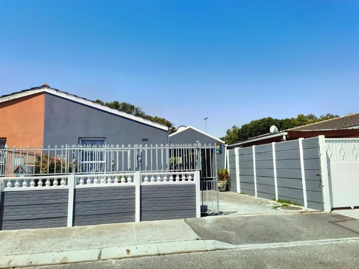 Property #2432921, House For Sale in Portlands