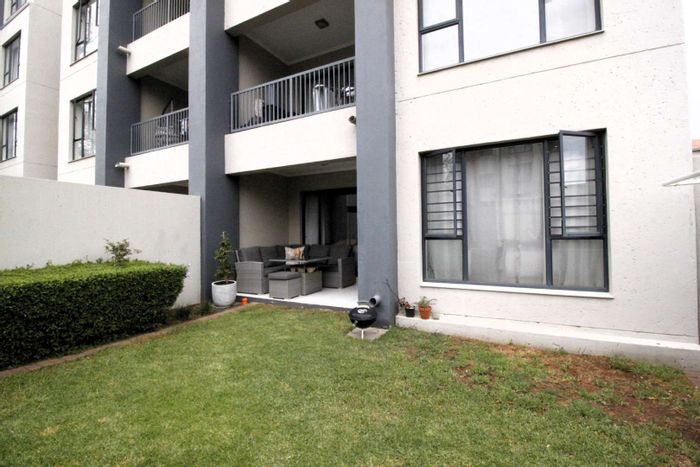 Fourways Apartment To Rent: 2 beds, garden, clubhouse, pool, secure living.