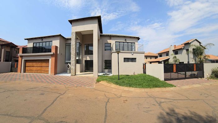 For Sale: House in Melodie with pool, spacious layout, and ample parking.