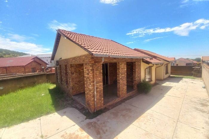 For Sale: House in Morula View with 3 bedrooms, air conditioning, and secure gate.