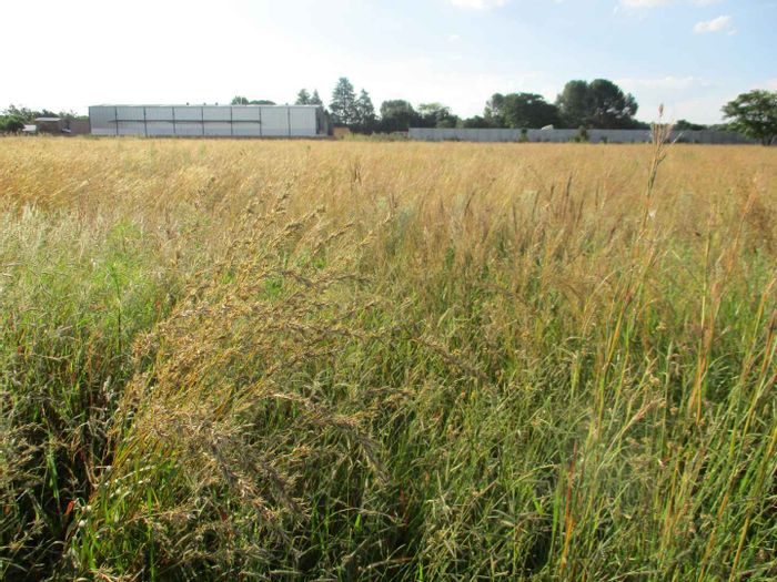 Highbury For Sale: 4047m² Vacant Commercial Land, prime location near R59 highway.