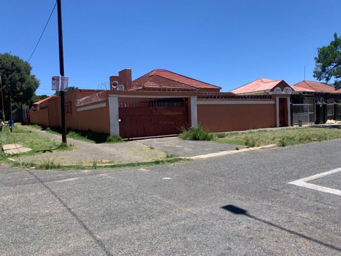 Turffontein House For Sale: Multiple income streams, spacious rooms, and rental potential.