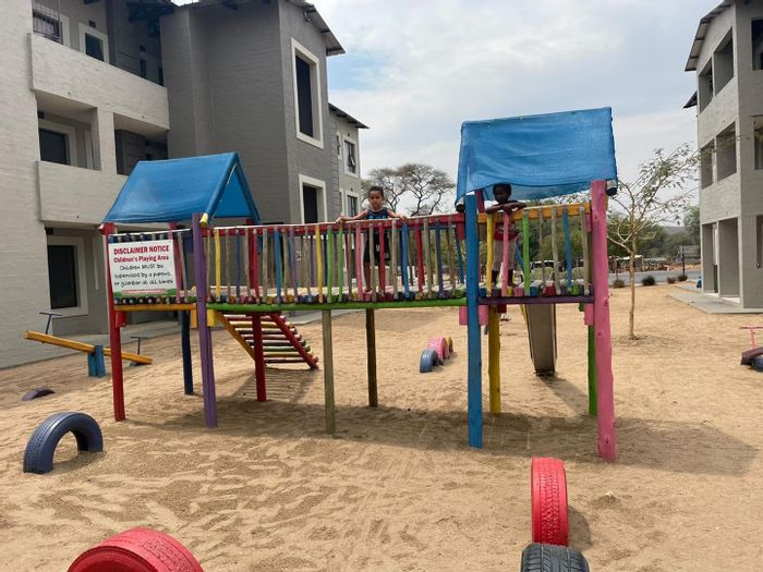 Okahandja Central Apartment To Rent: 24-hour security, daycare, and nearby schools.