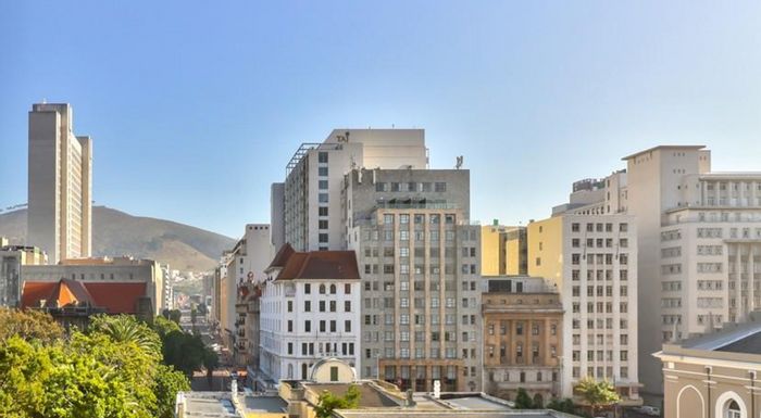 To Rent: Apartment in Cape Town City Centre with 24hr concierge and balcony views.