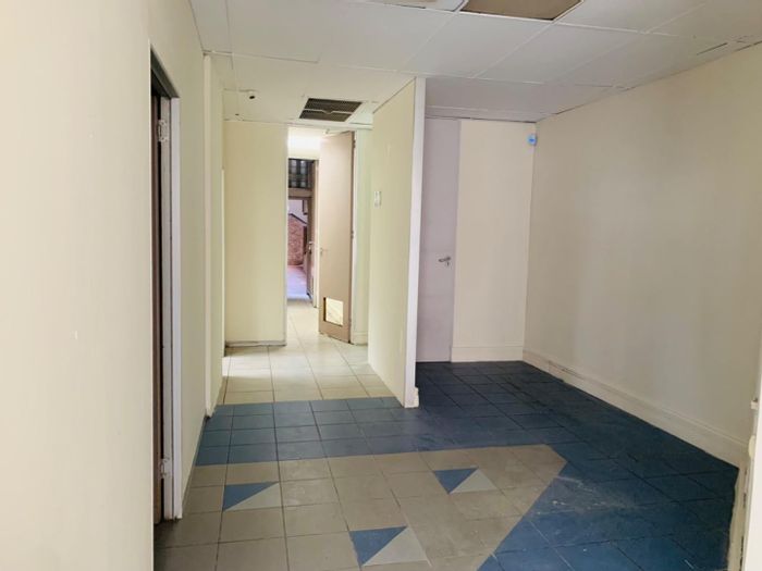 Commercial Space To Rent in Durban Central: Two Parking Spots, Kitchen, High Foot Traffic.