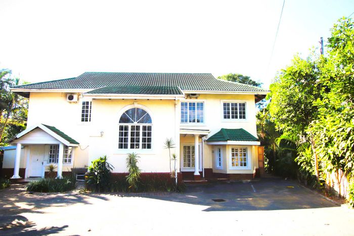 9-bedroom house in Mount Edgecombe Central with pool, near amenities and beaches. To Rent.