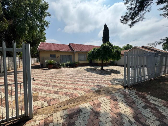 Spacious Brackendowns House For Sale: Pool, 4 Bedrooms, Double Garage, Entertainment Areas.