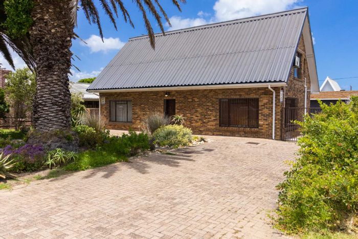 Franskraal House For Sale: Spacious home, flatlet, braai area, close to ocean.