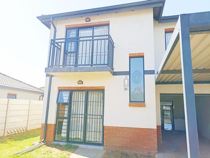 To Rent: Townhouse in Leopard's Rest Security Estate with 3 beds, garage, carport.