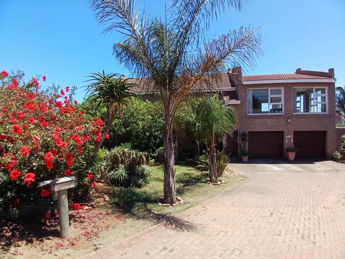 For Sale: Hartenbos Heuwels House with dual living, garden, and mountain views.