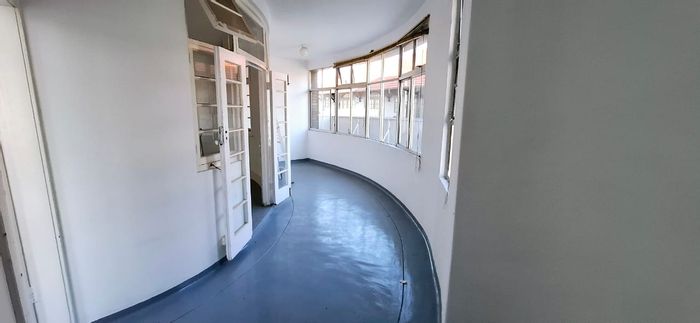 Stamford Hill Business To Rent: Spacious office, unlimited parking, prepaid electricity meter.