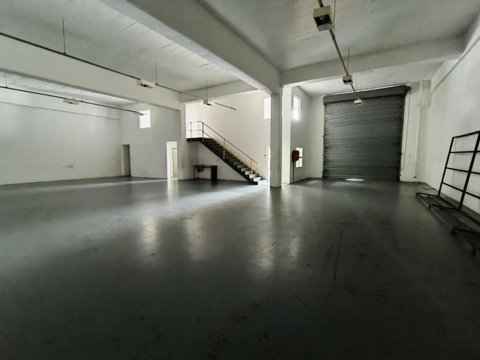 Industrial Warehouse To Rent in Westmead: Open plan, high ceilings, truck access.