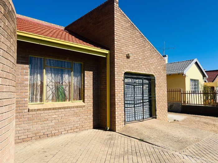 4-Bedroom House in Seshego For Sale with Large Lot and Renovation Potential.