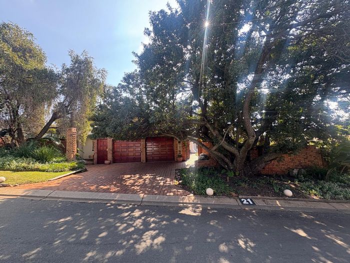 For Sale: Glenvista House with pool, study, solar system, and security features.