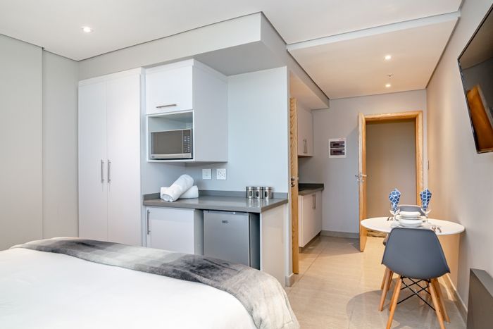 Umhlanga Rocks Central Apartment To Rent: Fully furnished, kitchenette, gym, spa access.