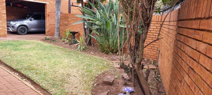 For Sale: Townhouse in Wierdapark Ext 5 with private garden and garage.