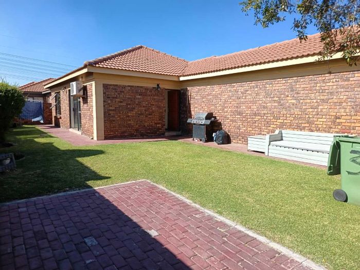 2-Bedroom Cluster Home in Albertsdal For Sale with Pool, Garage, and Garden.