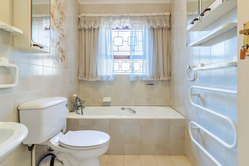 Guest bathroom (Bath, basin and toilet)