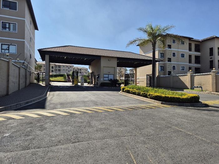 For Sale: Apartment in Comet with garden, pool, gym, and pet-friendly amenities.