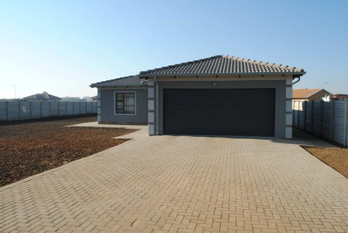 For Sale: House in Riversdale with 3 bedrooms, double garage, and security features.